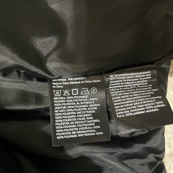 Divided H&M Women's Cropped Black Puff Vest Medium  NWT - Picture 6 of 7